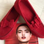 Креативная обувь – мокасины красного цвета. С чем носить?